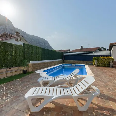 Con Piscina Privada En Playa De Sonabia 펜션 카스트로우르디알레스